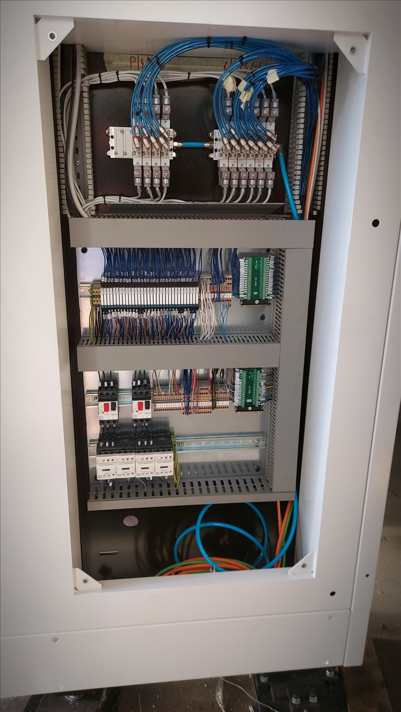 Quadro con elettrovalvole e morsettiere