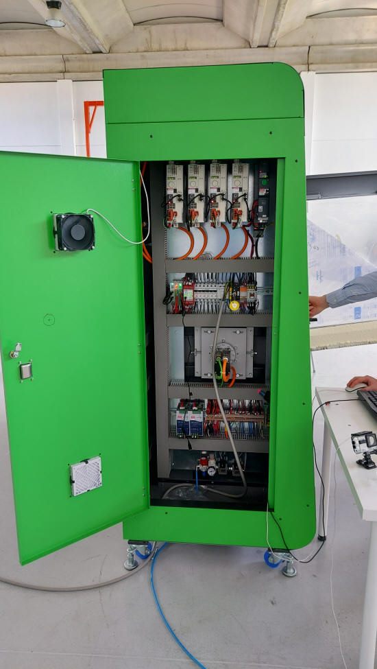 Armoire d'automatisme avec entraînements