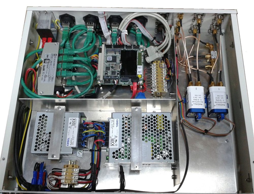 Rack électronique assemblé avec alimentations et câblage