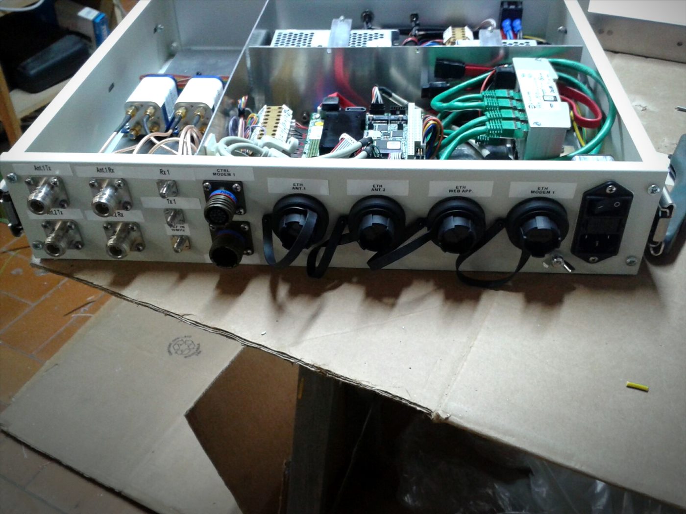 Rack con connettori di rete e RF